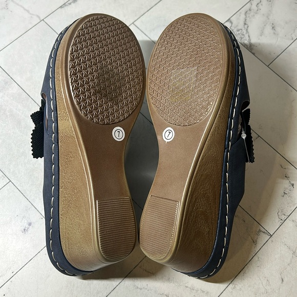 NWT Good Choice Womens Selly Navy Floral Applique Wedge Sandals Size 7M - Picture 7 of 9